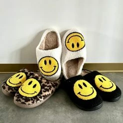 Badrock Smiley Sloffen – Unisex Pantoffels Smiley – Smiley Slippers - Sloffen – Zachte Pantoffels – Gekke Sloffen – Sloffen Dames & Heren – Zwart - Cadeau - Maat 41/42 -Dames-schoenen Verkoop 550x550 269